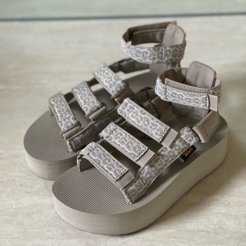 Teva - flatworm EUC - beige cheetah - size 6